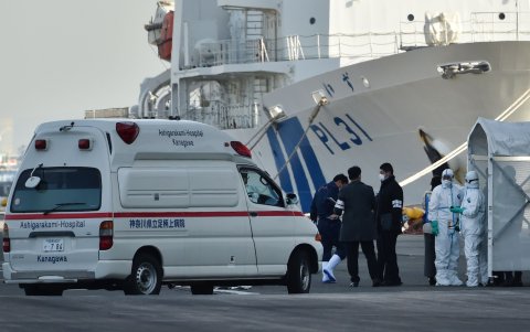 Personal vestido con equipo de protección atiende a los pacientes a bordo del crucero Diamond Princess.