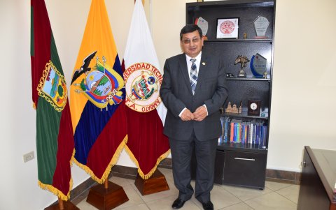 El rector de la UTA, Galo Naranjo López, en su despacho.