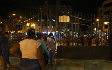 A las 19:30, el parque Centenario cierra sus dos puertas funcionales.