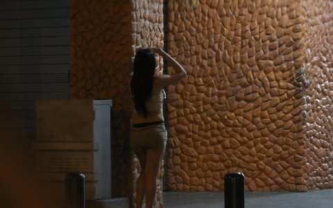 Las calles aledañas al parque y sus exteriores son aprovechados para el comercio sexual.