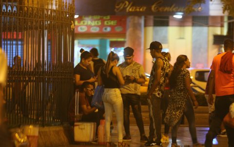 El comercio informal es otro denominador común en el exterior del Centenario.