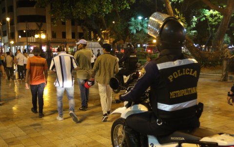 Policías estatales y municipales recorren el área al anochecer.