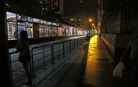 La falta de iluminación no ayuda a hacer más segura la zona exterior del parque.