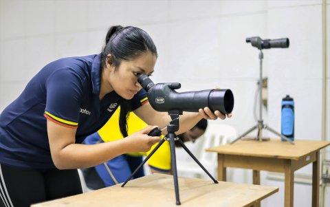 Diana Durango analiza uno de los tiros durante un entrenamiento. Actualmente no solo trabajan en tareas de precisión, sino también en el acondicionamiento y esfuerzo mental.