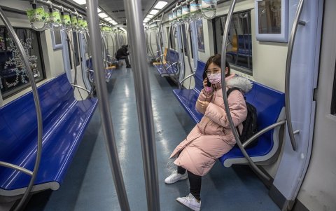 PEKÍN. Una mujer viaja en solitario en el tren, camino al trabajo. Un medio de transporte que moviliza a miles de personas cada día.