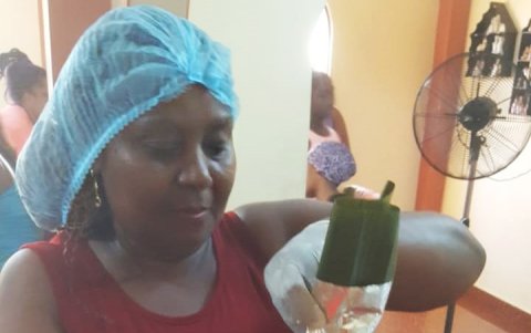 Silfida Corozo envuelve su producto en papel de aluminio, para que se concentre el sabor.