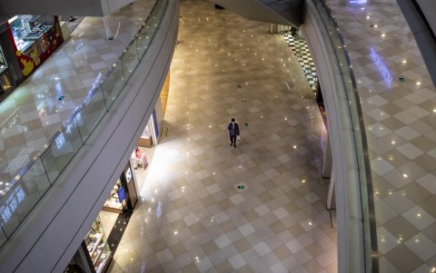 GUANGZHOU. Un centro comercial lucía esta mañana, totalmente desolado. La falta de posibles compradores tiene en peligro los negocios en China.