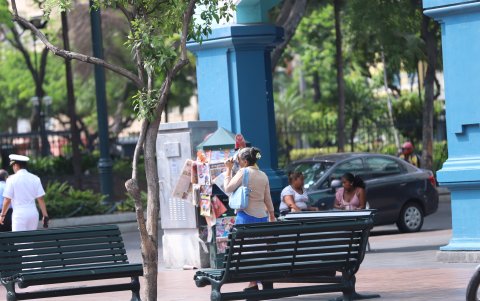 Hecho. Hasta con periódicos y libretas los transeúntes intentan protegerse del sol a diario en la ciudad.