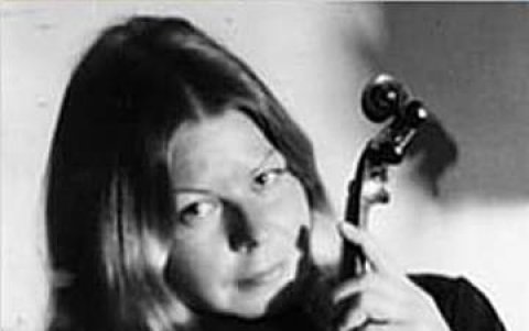 Helen Hagnes era una connotada violinista. Su asesinato, revivió la historia de El Fantasma de la Ópera, obra literaria de Gastón Leroux.