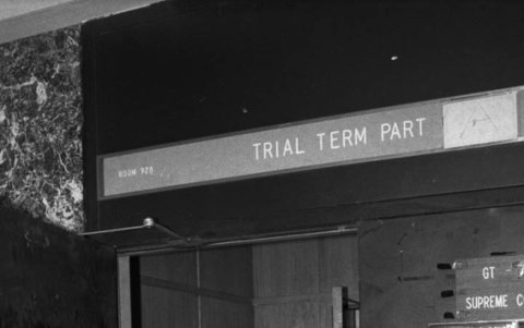 El asesino (derecha) camina junto a su abogado durante el juicio.