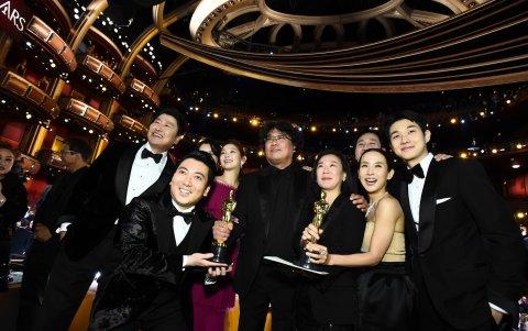 El elenco ganador a Mejor película y Mejor película extranjera Parásitos.