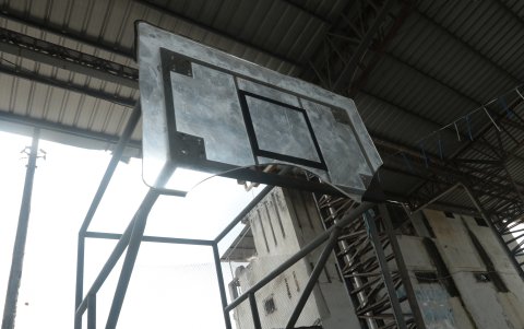 Los aros de baloncesto dejaron de estar en el complejo hace algún tiempo. 4. Comprobantes. Recibos presentados para respaldar la teoría que la Liga Virgen del Soto cobra por campeonatos y actividades.