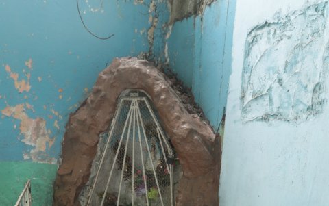 El rincón donde yace la imagen de la virgen se ha convertido en un urinario del predio.