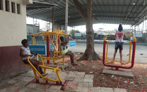 Hay menores de edad que ingresan para jugar en las máquinas biosaludables, pero EXPRESO pudo conocer que también el área es utilizada para la venta de estupefacientes.