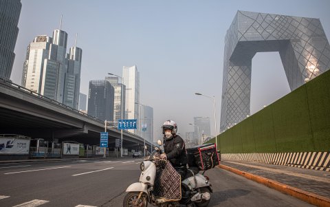 PEKÍN. Los repartidores se han vuelto esenciales en las ciudades chinas donde existe temor de salir de casa. Esta escena ocurre en una avenida en el área del Distrito Comercial Central.