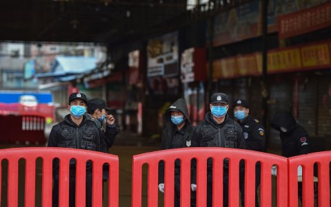 WUHAN. Varios policías controlan el ingreso hacia la zona del Huanan, donde se presume inició la propagación del nuevo coronavirus.