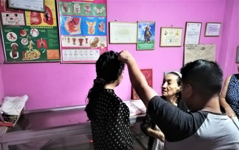 En una de las consultas, una paciente es diagnosticada con el metal. Son dos personas las que intervienen para realizar el procedimiento de detectar los males.