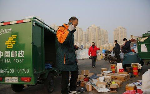 PEKÍN. Una empresa de mensajería coloca los paquetes fuera de un complejo residencial, a la espera de que los dueños vayan por sus envíos.