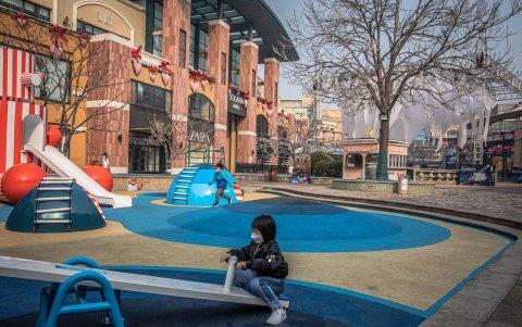 PEKÍN. Un par de niños juegan solos en un parque aledaño a su casa. Así como ellos, millones viven un encierro obligado por el temor de sus padres al contagio con el coronavirus.