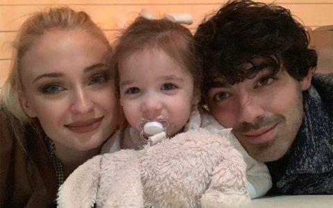 Sophie y Joe con Valentina, la segunda hija de Kevin Jonas.