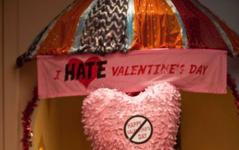 I Hate Valentine’s Day. Es una comedia romántica estrenada en 2009, protagonizada Nia Vardalos, es una de las referencias para los solteros en estas fechas.
