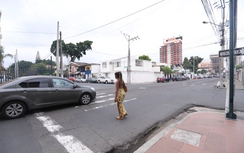 Los peatones son los más perjudicados. Deben esperar varios minutos para cruzar la calle.