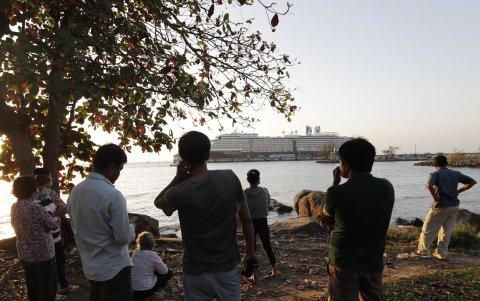 PREAH SIHANOUK. Varias personas observan a lo lejos el MS Westerdam, el crucero que arribó a este país con 2.000 pasajeros a bordo.