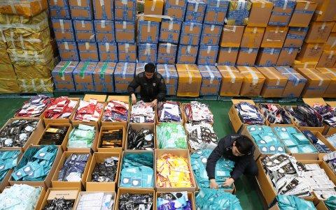 INCHEON. La Aduana de Korea del Sur, retuvo un cargamento de 730.000 máscara en grandes bultos cuyos dueños intentaban ingresarlos a China, donde hay escasez.