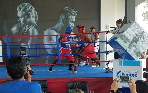 Deportistas beneficiados con el proyecto de Ecotec participaron en una pelea de exhibición