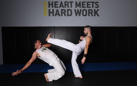 Sudor, música y arte marcial, eso es capoeira, una actividad llena de acrobacias y ritmo.