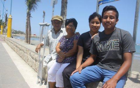 Encuentro. Las parejas se conocieron en el malecón de La Libertad.