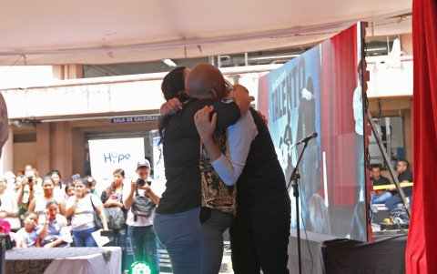 Familia. Una de las presentaciones culminó con el abrazo entre madre e hijo.