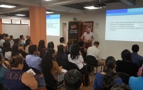 Navío dictó en Guayaquil un curso sobre evaluación del aprendizaje del alumno, dirigido a profesores.