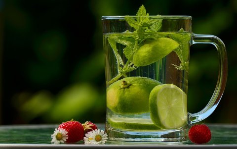 Si no te gusta el sabor del agua, añádele rodajas de frutas