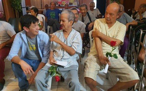 Jimmy Román es el dueño de Pakoa Postre Bar. En la foto, uno de los abuelitos le indicaba una receta.