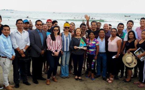 La Ministra de Turismo, el alcalde de Playas y promotores de Playa Inclusiva se reunieron para hablar de esta iniciativa.