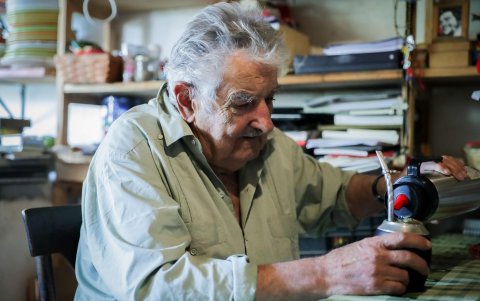 MONTEVIDEO. José Mujica se da un tiempo para una jornada de preguntas y respuestas, entonadas con el sabor amargo del mate.