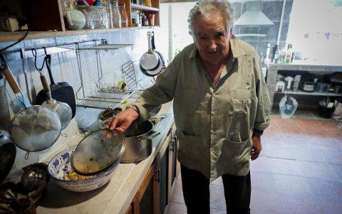 MONTEVIDEO. El ex presidente recorre su cocina en busca de algo qué brindar durante la entrevista.