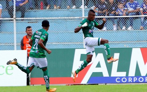 Le lateral derecho de Orense, Marcos Cangá, celebró a todo lo alto el 1-0 ante Emelec.