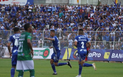 El volante azul, José Francisco Cevallos, debutó en las redes con Emelec ayer en Machala.