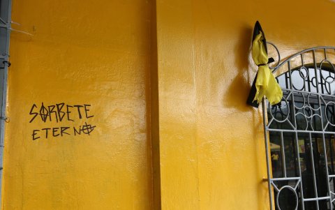 Un escrito en honor a uno de los hinchas fallecidos.