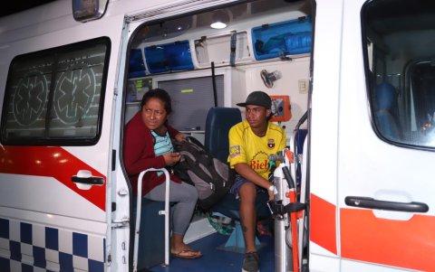 Los jóvenes fueron trasladados en una ambulancia.