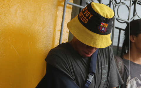 Jordan tiene 20 años y vive en Manta, pero no ha ido aún a casa por ir a ver a Barcelona.