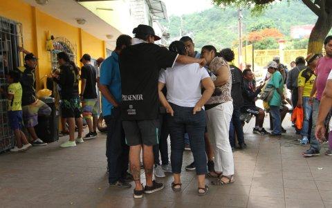 Familiares de los fallecidos llegaron para hablar con otros miembros de la Sur Oscura.
