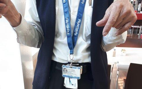 GUAYAQUIL. Unas cuantas credenciales le cuelgan del cuello. Son cosas que le regalan, sus conocidos, personal del aire.