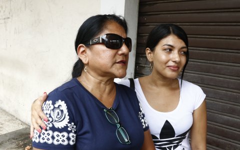 Emily Moreira (d), novia, y Ángela Sarmiento, tía de Christian Pino Sarmiento, uno de los fallecidos.