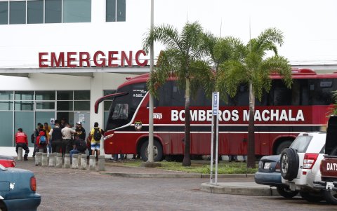 Los 32 sobrevivientes del accidente de tránsito en Perú llegaron ayer al Hospital del Guasmo.