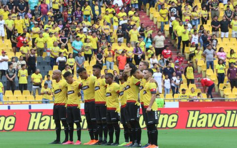 Los jugadores de Barcelona se abrazaron durante el minuto de silencio.