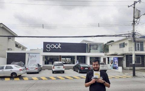 El autor posa en el exterior de la casa de sus abuelos, que hoy es una mueblería.
