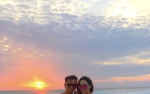 Con su novio, Carlos Goya.